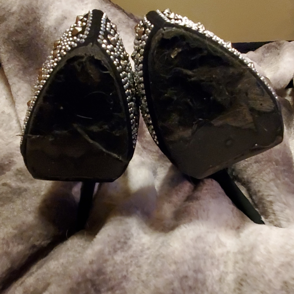 Heels - Picture 3 of 3